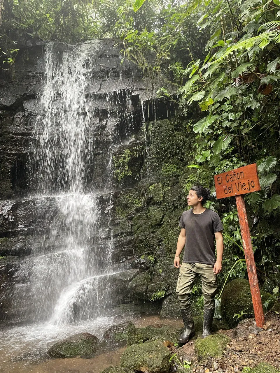 Man standing next to Cañon el viejo waterfall